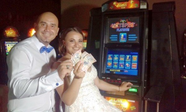 O mireasă din Iași a jucat la păcănele după ce a fost furată de nuntași și a câștigat