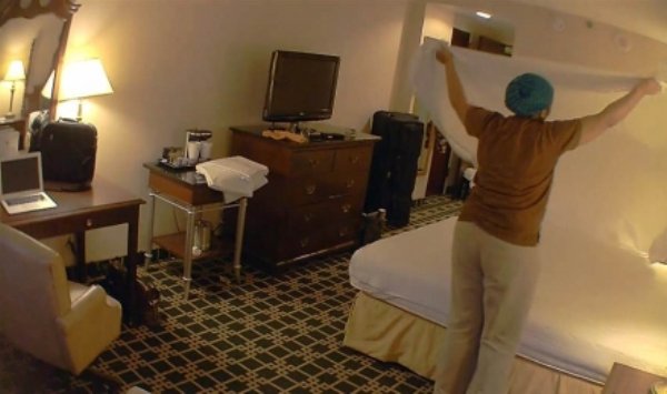 Descoperire halucinantă făcută de un bărbat într-o cameră de hotel. Vezi ce a găsit în pat