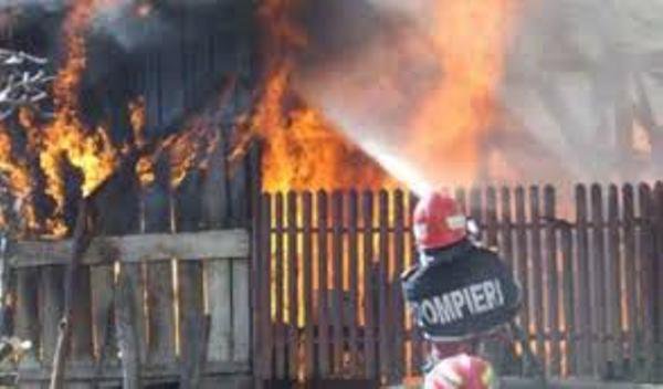 Bunuri distruse în patru incendii produse din neglijenţă