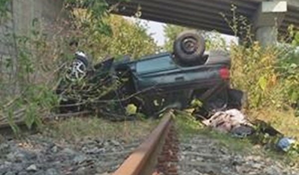 Accident grav! A căzut 12 metri, cu maşina de pe un pod pe linia de cale ferată
