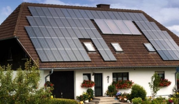 Românii stau la cozi interminabile să prindă banii alocaţi de Guvern pentru panouri solare
