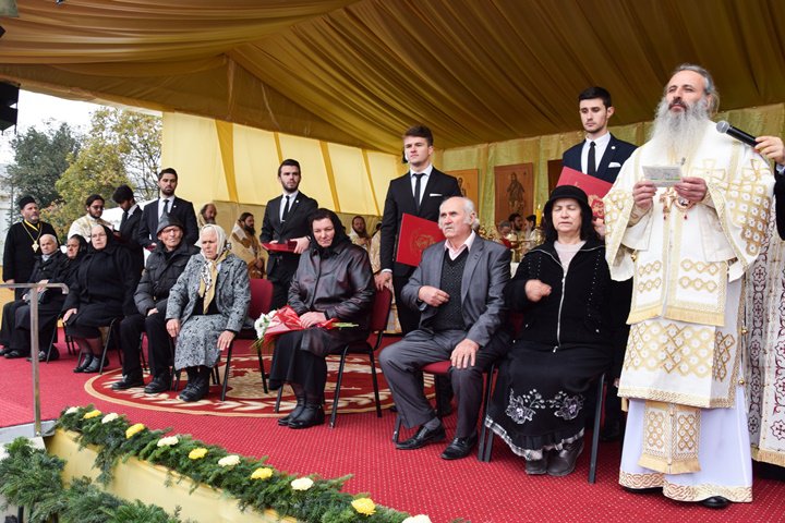 Distincția „Crucea Moldavă” oferită unei văduve cu 13 copii din județul Botoșani de către Înaltpreasfințitul Teofan