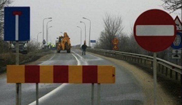 Atenţie, pe unde circulaţi! Mai multe porţiuni de drum din România sunt ÎNCHISE, sâmbătă, din cauza inundaţiilor şi a ninsorii