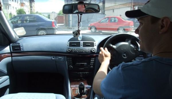 Reguli noi pentru şoferii care au maşini cu volanul pe partea dreaptă. În ce condiţii vor mai putea circula în România!