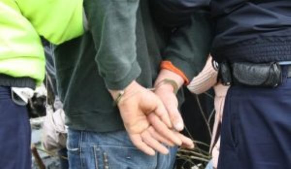Doi tineri arestați preventiv, după ce ar fi tâlhărit două femei din Botoşani