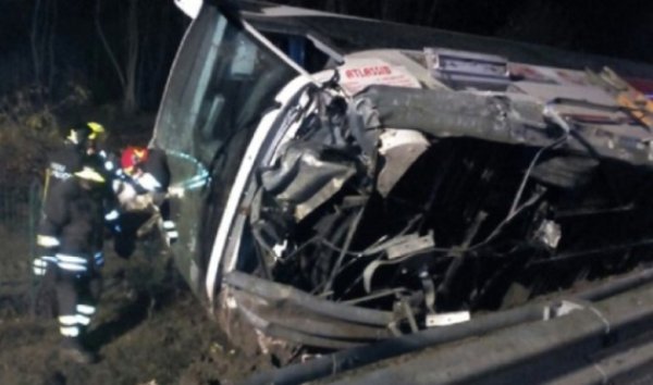 ACCIDENT! Autocar plin cu români, răsturnat în Italia: opt persoane au fost rănite!