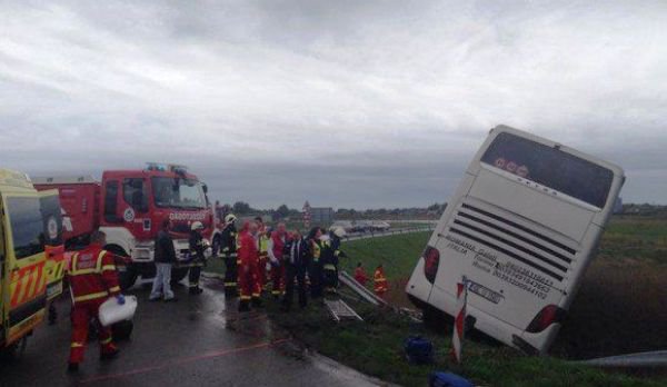 Autocar cu 46 de români la bord, implicat într-un accident în Ungaria: 4 răniți