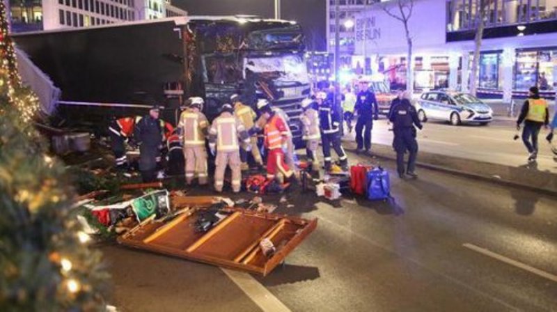 Atentat în Berlin. Un camion a intrat în mulţime, la un târg de Crăciun. 9 morţi şi peste 50 răniţi - FOTO