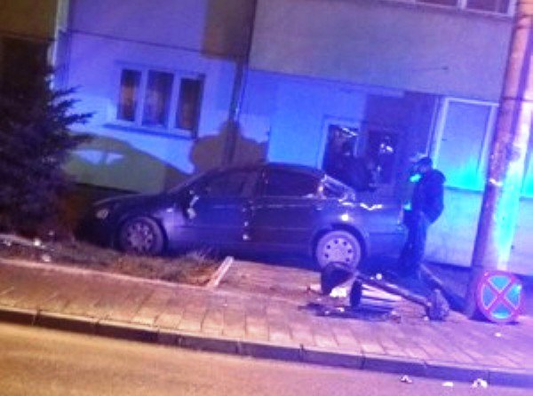 Un șofer teribilist a intrat cu mașina într-un bloc din municipiul Dorohoi