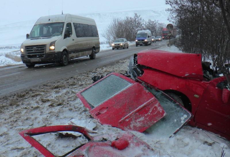 Accident grav la ieșirea din Pașcani, după ce un șofer din Botoșani a pierdut controlul mașinii - FOTO