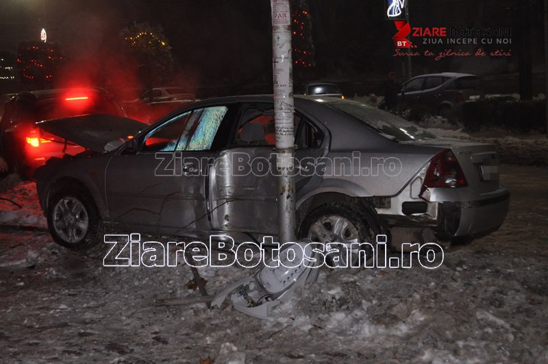 Accident pe Bulevardul Victoriei din Dorohoi! Mașină distrusă și doi stâlpi de iluminat avariați - FOTO