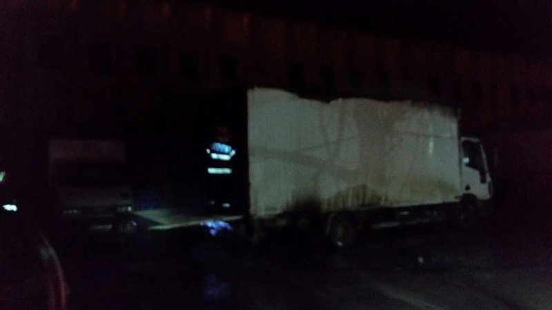 Camion parcat pe o stradă din Botoșani, distrus într-un incendiu - FOTO