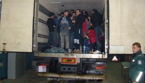 Șofer român, acuzat de trafic de ființe umane în Spania. Transporta refugiați din Irak