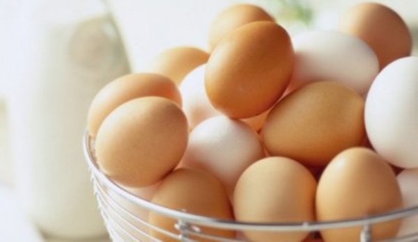 Ouă albe sau maronii. Care este diferenţa între cele două