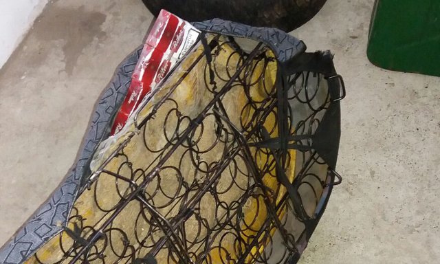 Ţigarete de contrabandă, descoperite de polițiștii de frontieră de la punctul Sânca
