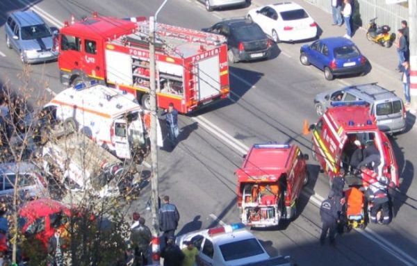 Carambol provocat de un șofer din Botoșani, în zona Iulius Mall Suceava. Trei răniți și un autobuz avariat!
