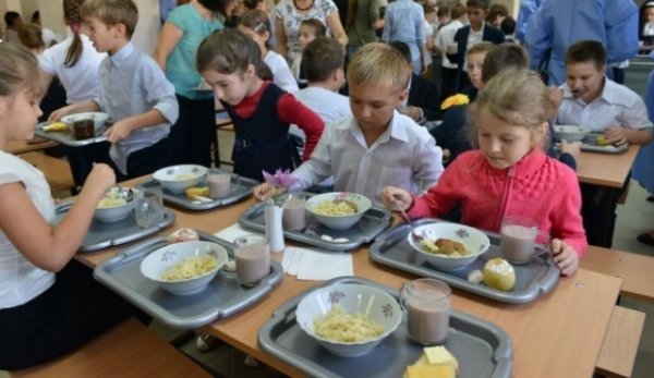 Iohannis a promulgat legea referitoare la programul-pilot de acordare a unei mese calde elevilor