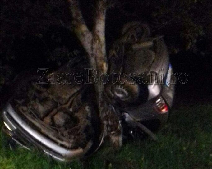 Tragedie! Un tânăr a murit după ce s-a înfipt cu mașina într-un copac - FOTO
