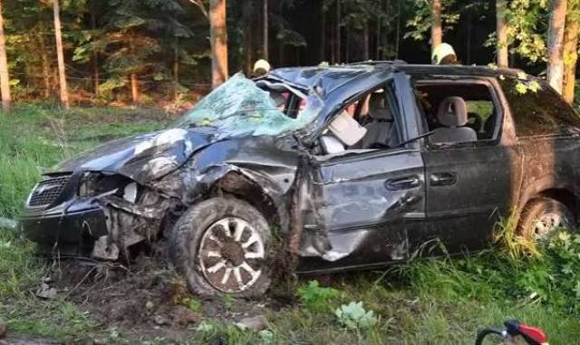 Accident în Austria: 3 români, grav răniți după ce mașina în care se aflau a lovit mai mulți copaci - FOTO