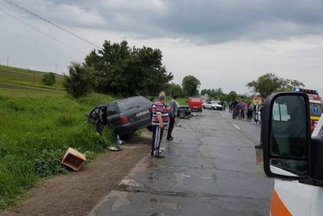 Nouă persoane rănite într-un accident în care au fost implicate trei mașini pe drumul Dorohoi – Suceava - FOTO