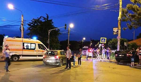 Impact violent într-o intersecţie din Botoşani. Un copil a ajuns la spital. Șoferii aproape s-au luat la bătaie - FOTO