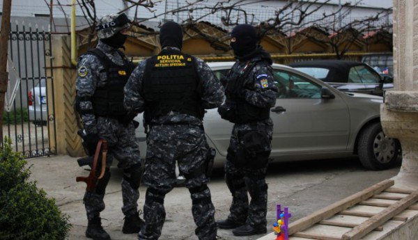 Percheziții de amploare la Botoșani! Poliţiştii scotocesc zeci de locuinţe la contrabandiștii de țigări!