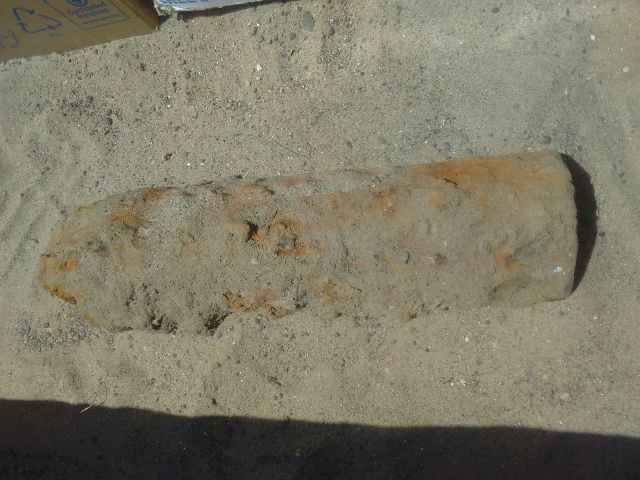 Proiectil găsit pe rampa de sortare a unei balastiere de pe malul Siretului