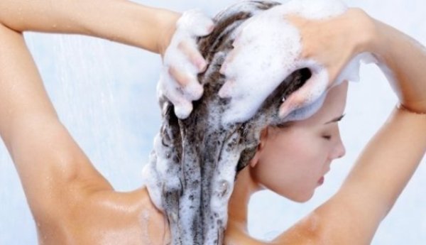 Cum se face spălarea inversă a părului