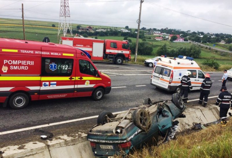 Accident grav! Doi tineri răniți după ce o mașină s-a dat peste cap pe drumul Botoșani-Suceava!