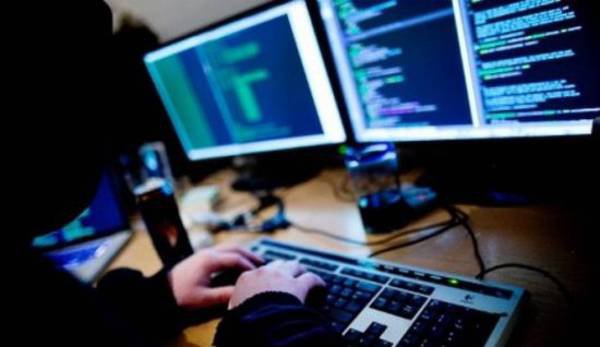 Hackeri reţinuţi după ce au spart site-urile mai multor instituţii publice