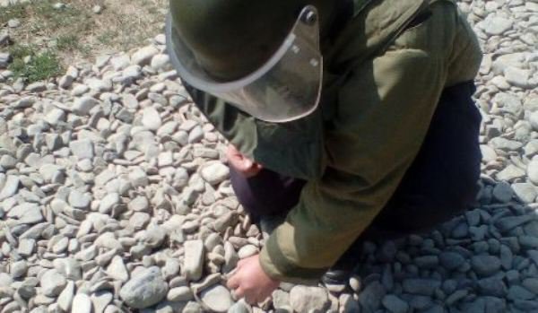 GRAV! Grenadă găsită în balastul întins recent pe un drum comunal din județul Botoșani - FOTO