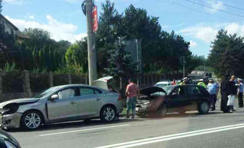 Două persoane au ajuns la spital după un carambol cu trei mașini produs de un șofer din Botoșani