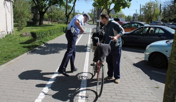 Bicicliștii, luați în vizor de polițiști. 36 dintre ei au fost amendați!