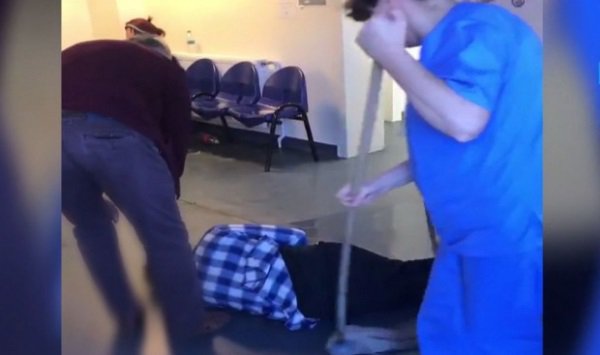 Un pacient lăsat să zacă întins pe podea! Anchetă la un spital din România: „Ştergea cu mopul pe lângă el”