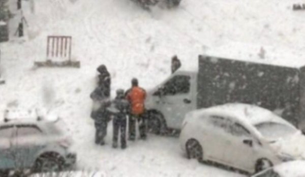 Iarna îi ia prin surprindere și pe alții: Prima ninsoare provoacă haos în Rusia: 256 de accidente în doar câteva ore
