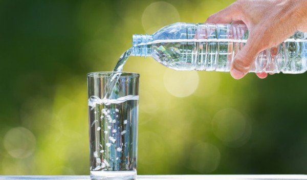 Un bărbat a reclamat la Protecția Consumatorului că s-a îmbătat cu apă plată