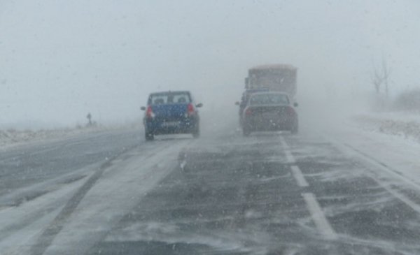 Atenție! Echipați-vă corespunzător autoturismul când circulați pe drumuri acoperite cu zăpadă sau polei