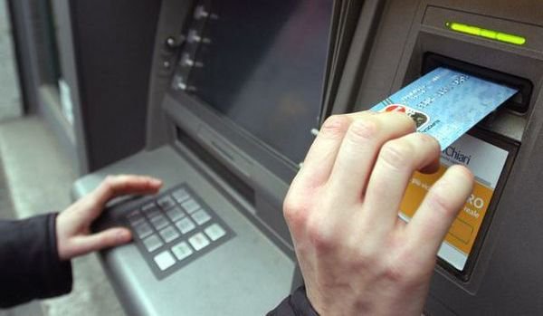 Ei sunt românii care își bagă cardurile de sănătate în bancomat. Ce se întâmplă după e halucinant