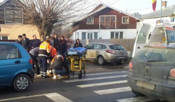 Accident pe trecerea de pietoni: O femeie a fost lovită în plin de o maşină