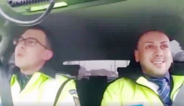 Doi agenţi de la Rutieră, filmaţi în maşina de serviciu cântând „Moş Crăciun cu plete dalbe”