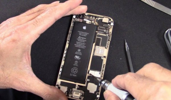 Surpriză! Un băiat în vârstă de 17 ani a descoperit că Apple încetineşte intenţionat iPhone-urile vechi