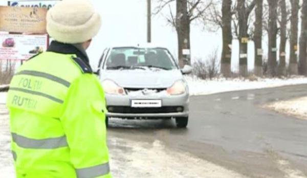 Anunţ de ultima oră al Poliţiei Rutiere Botoșani! Sporiţi atenţia când circulaţi pe drumuri acoperite cu zăpadă sau polei
