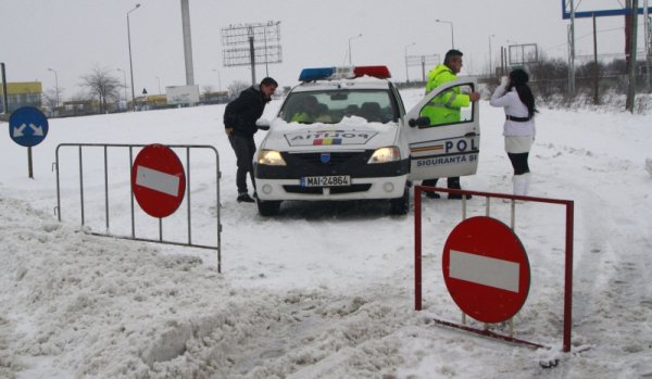 Iarna a pus stăpânire pe România: Drumuri și școli închise, localități fără curent, acoperișuri smulse de vânt