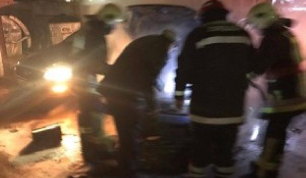 Maşină cuprinsă de flăcări pe o stradă din Suceava