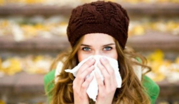 Ce se întâmplă dacă îţi sufli nasul prea des când eşti răcit? Este mai rău decât crezi