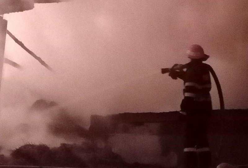Incendiu puternic! Focul a izbucnit la un depozit de furaje din judeţul Botoșani - VIDEO | FOTO