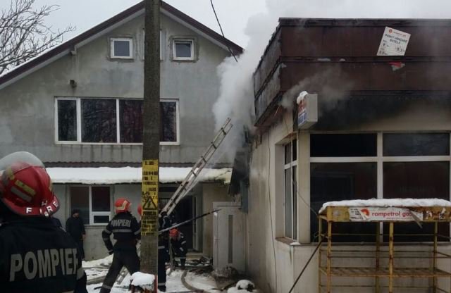 Intervenție a pompierilor botoșăneni la un magazin cuprins de flăcări - FOTO