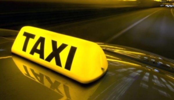 Contrabandă cu taxiul la Botoșani. Polițiștii au găsit în mașină peste 100 de pachete de țigări