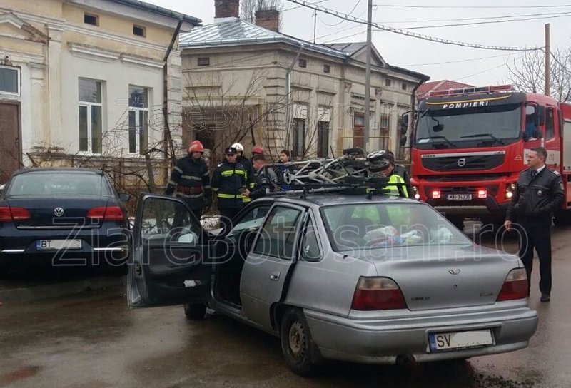 Accident violent într-o intersecţie din Botoșani. Două persoane rănite în urma ciocnirii a două autoturisme - FOTO