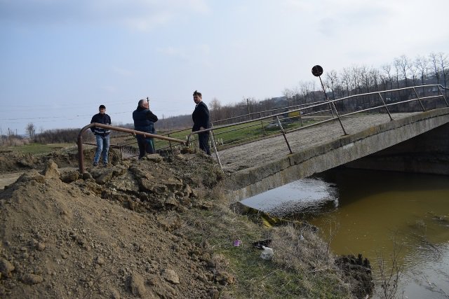 Pod afectat și reclamat de săteni, vizitat de prefectul Dan Şlincu - FOTO